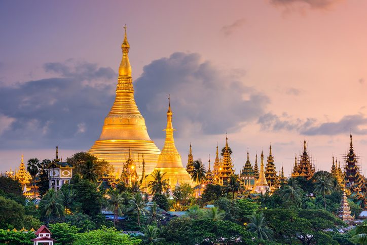 pohled na Šwedagon Pagoda za soumraku, Yankoun, Myanmar