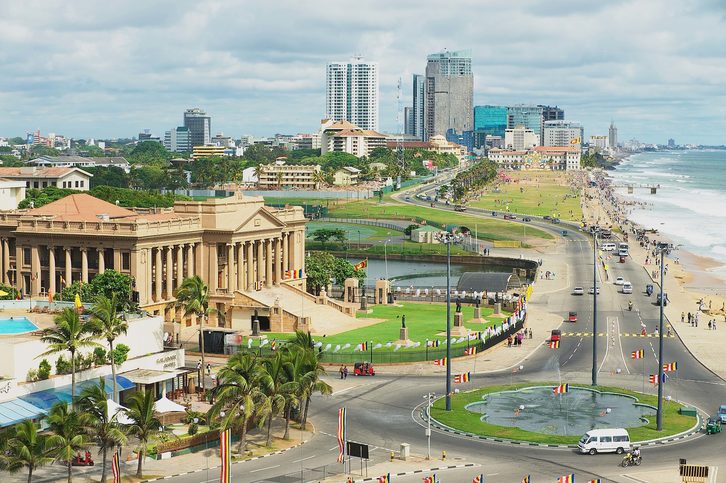 Letecký pohled na Colombo, Srí Lanka. Moderní budovy s pobřežní promenádou