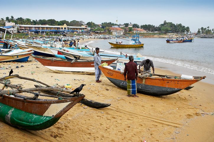 Pohled na rybářské lodě s rybáři v Hambantotě, Srí Lanka