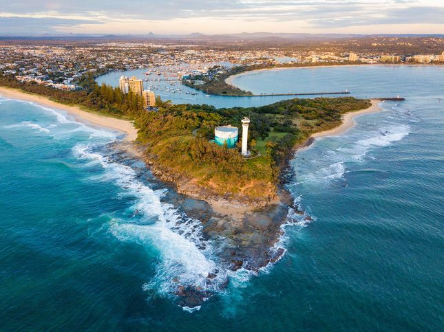 Letecký pohled na přístavní město Mooloolaba, Austrálie