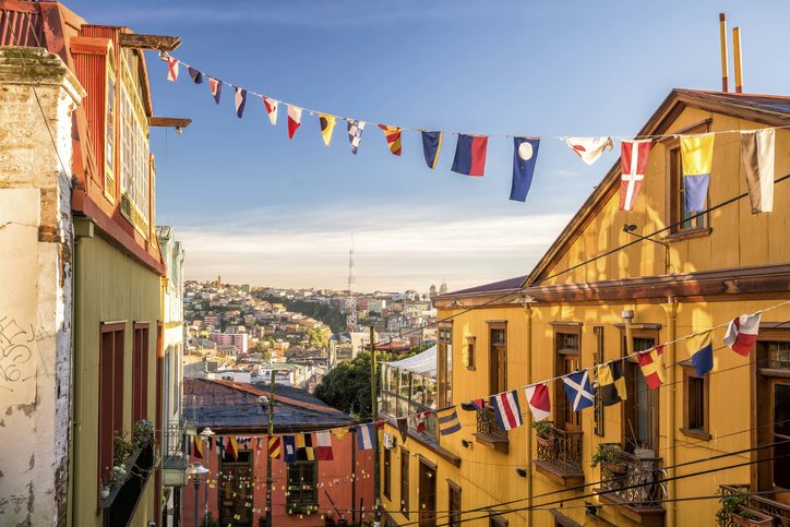 Pohled na barevné budovy města Valparaiso, Chile