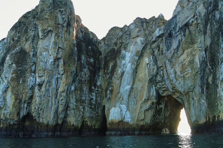 ohled na Kicker Rock přes oblouk v Cerro Brujo