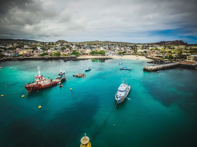 Pohled na přístavní město Puerto Baquerizo, Galapágy, San Cristobal