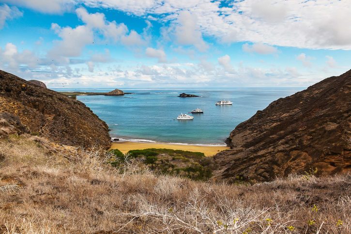 Zakotvené lodě v zátoce viděné z vrcholu Punta pitt, Galapágy