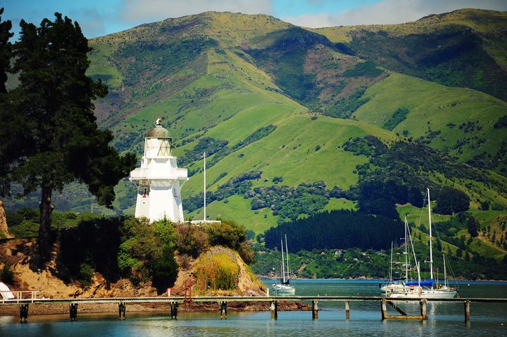 Maják Akaroa je jedním z mála zbývajících příkladů raných dřevěných majáků na Novém Zélandu