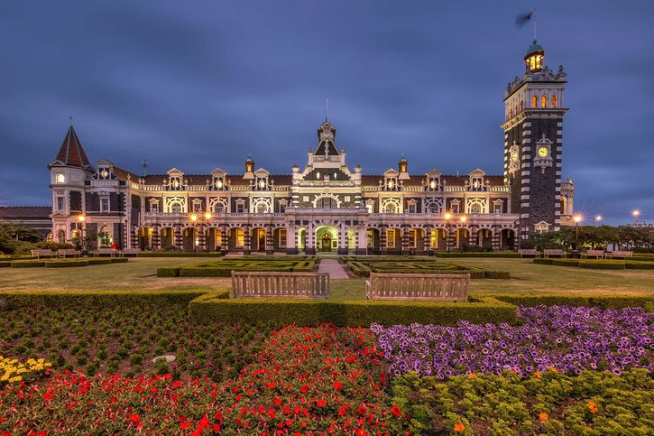 Dunedin Railway Station – Prohlédněte si známou „perníkovou“ železniční stanici z roku 1906, a když už jste tady, rovnou si kupte lístek na vyhlídkovou jízdu do překrásné soutěsky Taieri