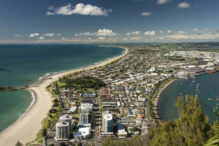 Pohled na Mount Maunganui - hlavní obytné, obchodní a průmyslové předměstí Tauranga , který se nachází na poloostrově k severovýchodně od centra města Tauranga