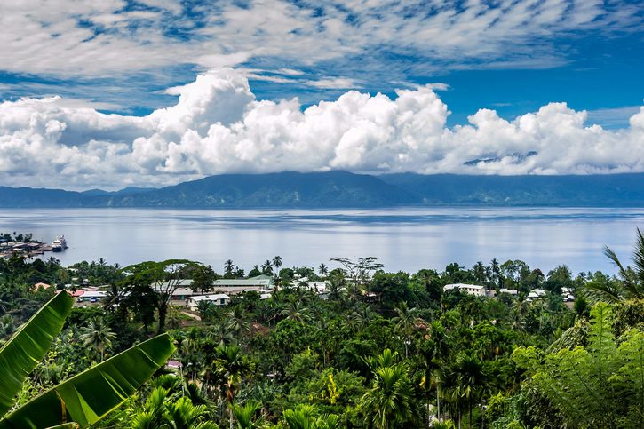 Pohled na tropickou mořskou krajinu, modré nebe s bílými mraky nad Alotau