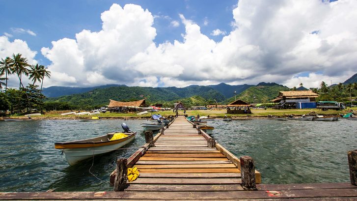 Ponton a lodě v Alotau, Papua-Nová Guinea