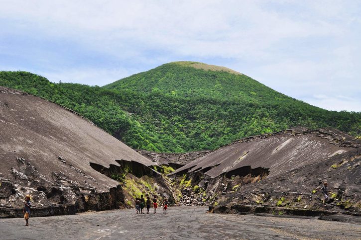 Místní děti zkoumající oblast poblíž sopky Tavurvur, Rabaul, Papua Nová Guinea