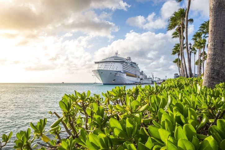 Oranjestad - Kotvící výletní loď.