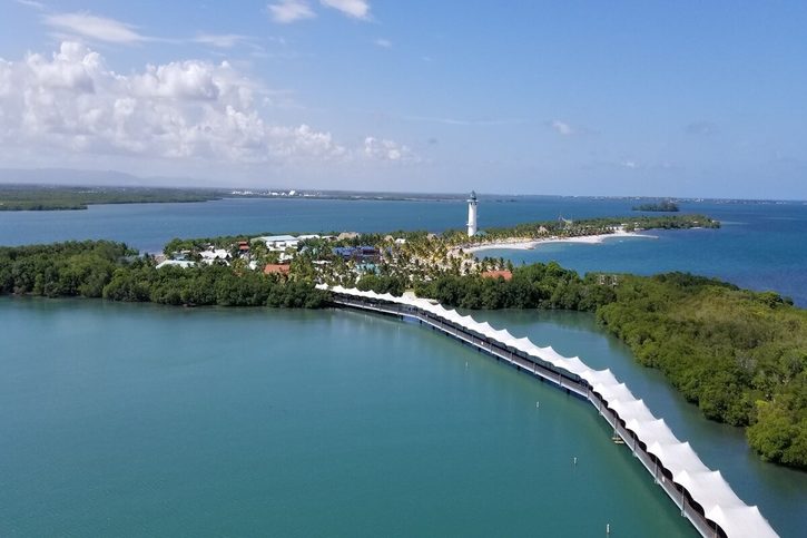 Harvest Caye - Harvest Caye uprostřed klidných tyrkysových vod Karibiku.