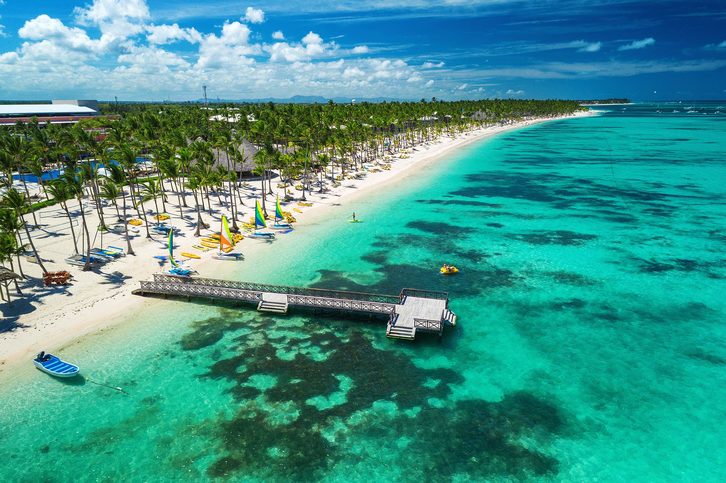 Letecký drone pohled na Karibské letovisko Bavaro, Punta Cana, Dominikánská republika