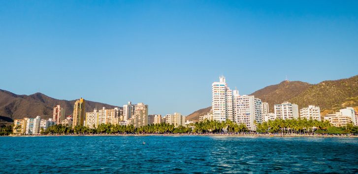 Nádherný panoramatický výhled na pláž Rodadero v Santa Marta, Kolumbie