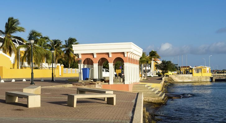 Promenáda podél moře v Kralendijk, Bonaire