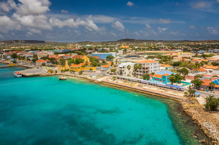 Pohled na barevné domy v Kralendijk, Bonaire