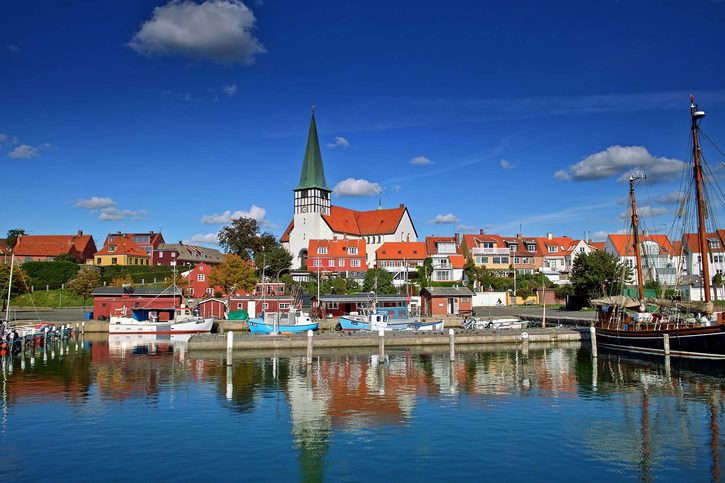 Pohled na přístav a kostel - Bornholm, Dánsko