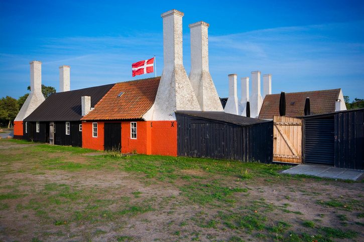 Staré tradiční kuřácké komíny v Hasle, Bornholm, Dánsko - místo, kde můžete ochutnat nejoblíbenější pokrm na ostrově: Sol nad Gudhjem , doslova 'slunce nad Gudhjem ', = dánské jídlo: sendvič s rugbrød (uzená sleď, pažitka a syrový žloutek)