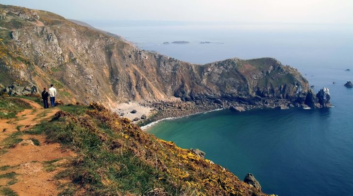 Pohled na pobřeží Normandie poblíž Cherbourg.