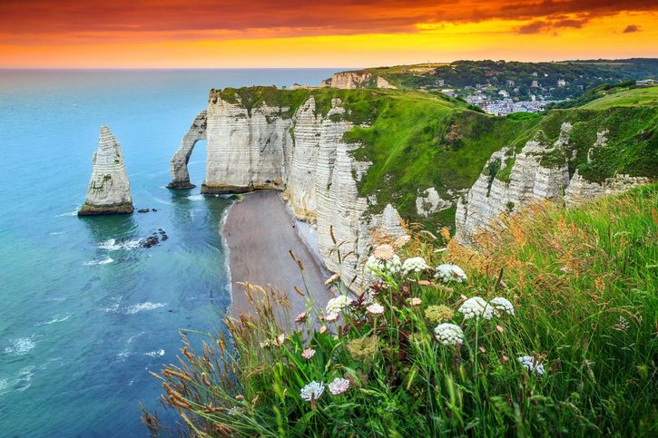 Pobřeží Normandie poblíž Cherbourgu.