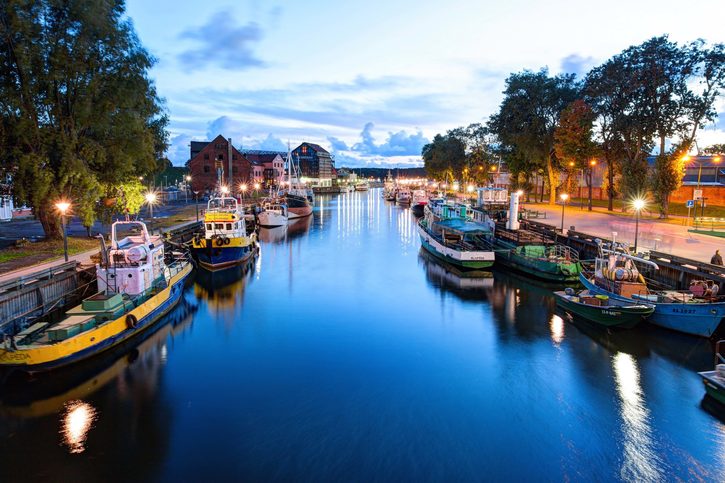 Noční scéna staré městské čtvrti a řeka Danes, Klaipeda, Litva