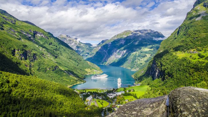 Geiranger – Nechte se okouzlit údajně nejkrásnějším fjordem na světě při vyhlídkové plavbě z Hellesyltu do Geirangeru. Norsko