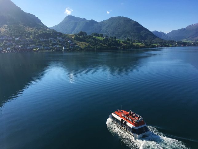 Krásná krajina ve fjordu, s odrazem hor ve vodě. Mír a klid, Rosendal, Hardangerfjord, Norsko