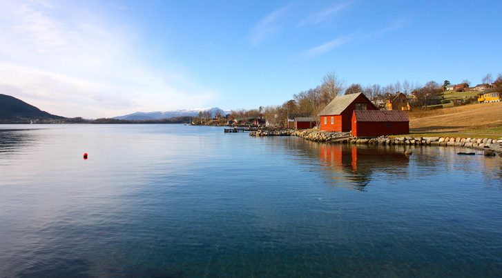 Pohled na Fjord Water a Modré nebe z Rosendalu, Norsko