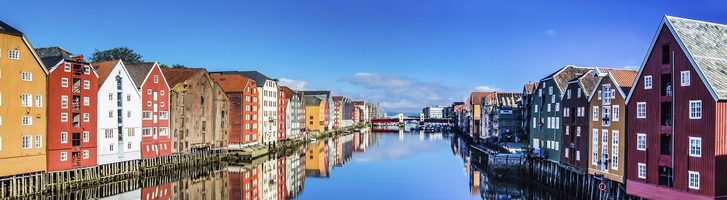 Trondheim - Panoramatický výhled z mostu na dřevěné barevné domy ve městě Trondheim, Norsko