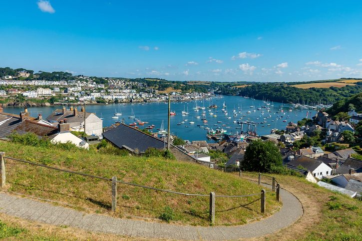 Pohled na přístav Cornish v městečku Fowey, Velká Británie