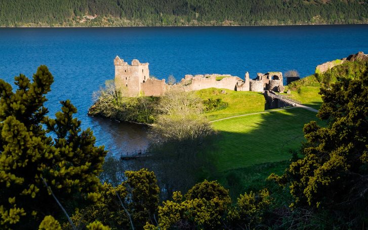 Pohled na hrad Urquhart, Invergordon, Velká Británie