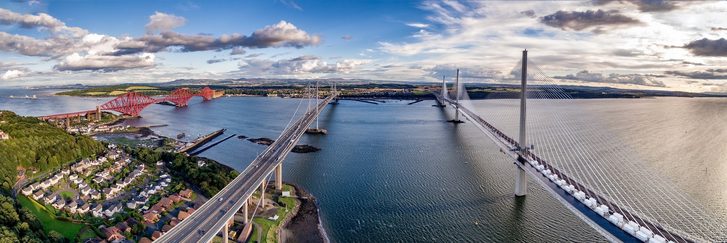 Nový Queensferry Crossing most (vpravo) přes Firth of Forth se starším mostem Forth Road (vlevo) a kultovní Forth Rail Bridge v levé části., South Queensferry