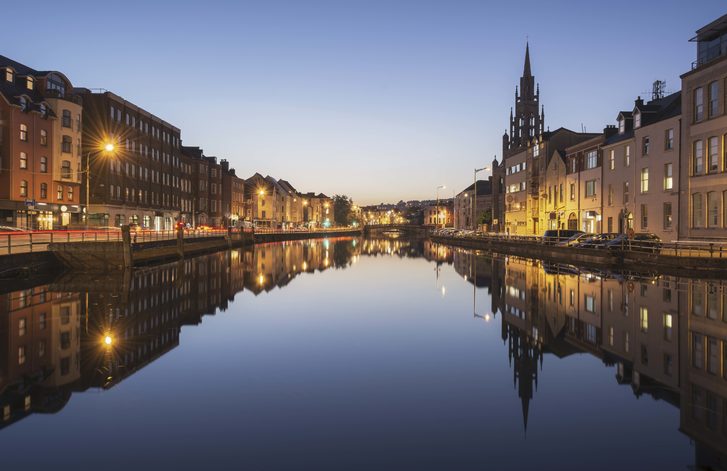 Večerní pohled na město Cork a řeku Lee