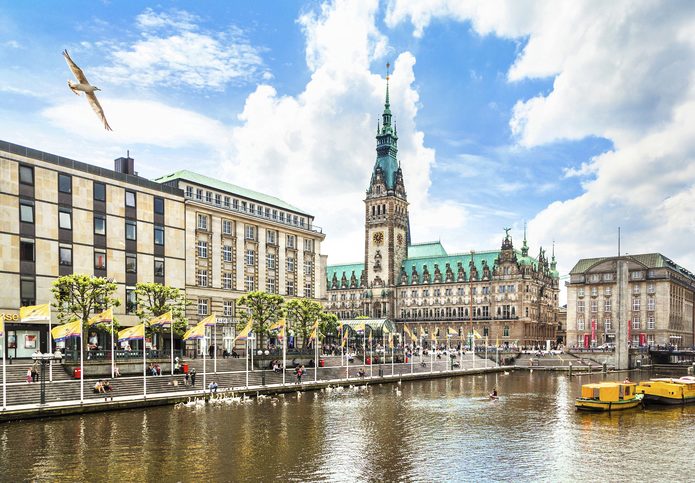 Krásný výhled na centrum Hamburku s radnicí a řekou Alster, Německo