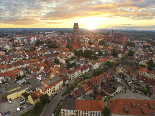 Pohled na město Wismar s kostel Nikolaikirche, jedním z největších evropských kostelů Evropy, nádhernou stavbou z červených cihel z let 1381 až 1487