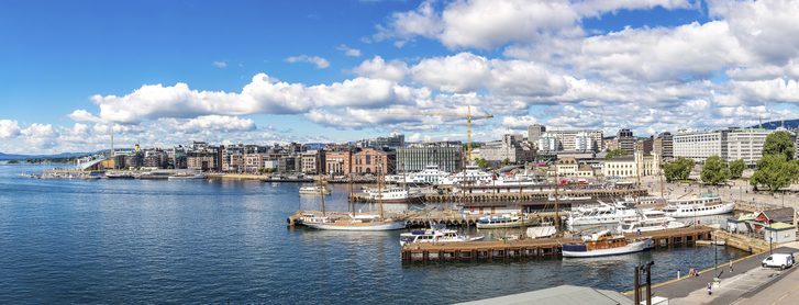 Pohled na přístav ve čtvrti Aker Brygge v Oslu, Norsko