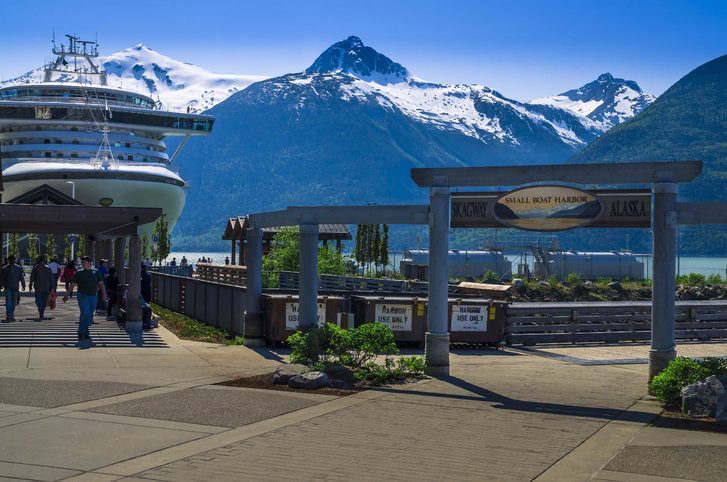 Okouzlující pohled na přístav s výletní lodí v Skagway, Aljaška