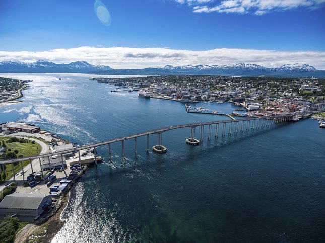 Pohled na město s mostem. Tromso je považováno za nejsevernější město na světě