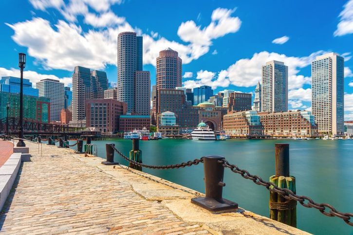 Boston - Pohled z přístavu v centru města.