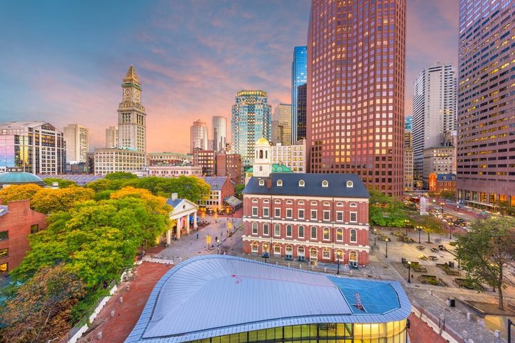 Boston - Centrum města, tržiště a panorama za soumraku.