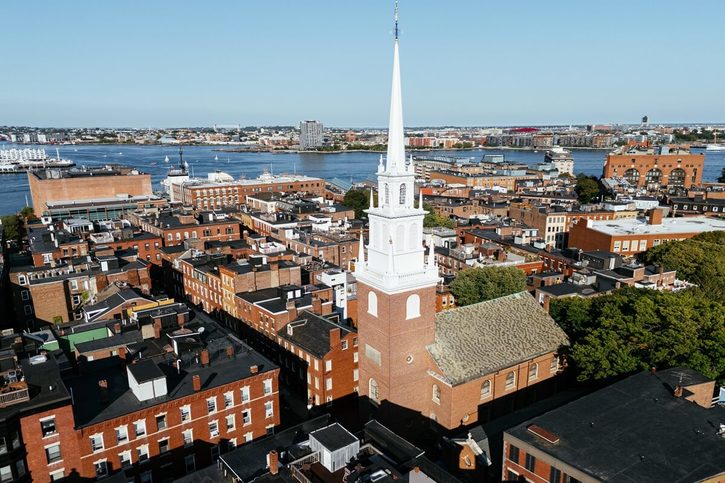 Boston - Letecký pohled na North End, přístav a Old North Church.