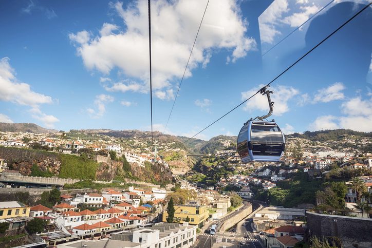 Letecký pohled na Funchal s tradiční lanovkou nad městem, na ostrově Madeira, Portugalsko