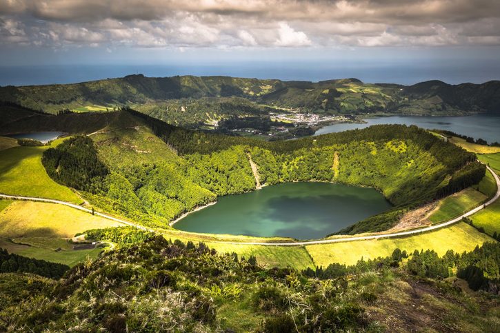 Sete Cidades – Vystoupejte na okraj kráteru a kochejte se pohledy na nádherná sopečná jezera. Ponta Delgada