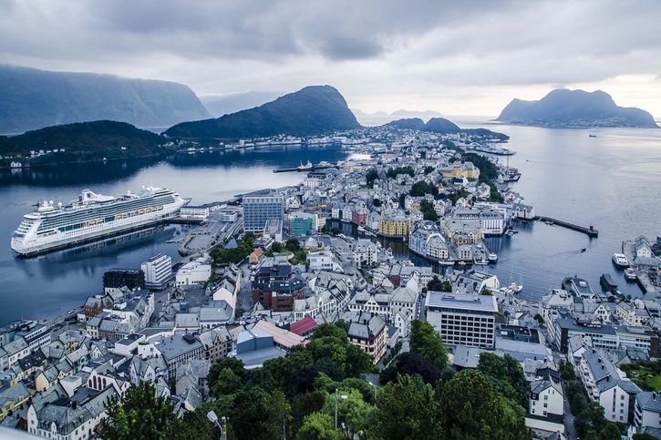 Ålesund - Pohled na město v pozadí s výletní lodí.