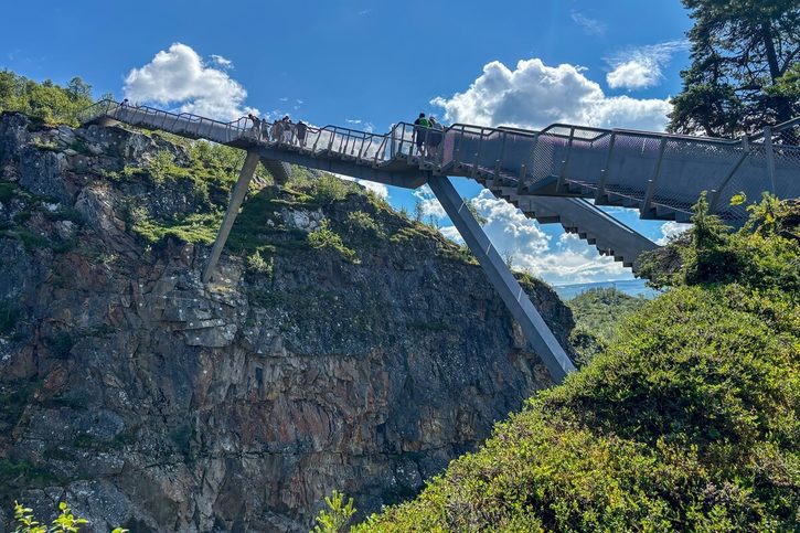 Eidfjord - Vyhlídkový most nad hlubokým kaňonem.
