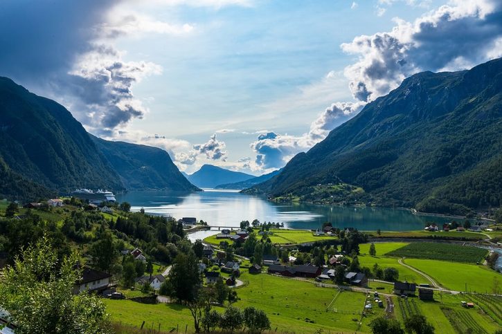 Skjolden - Pohled na městečko Skjolden na břehu Lustrafjordu v norském horském údolí.