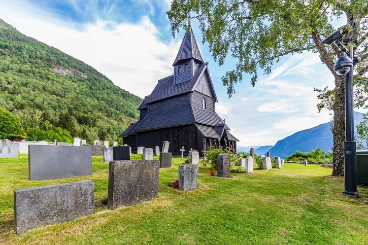 Skjolden - Dřevěný sloupový kostel Urnes u Lustrafjordu