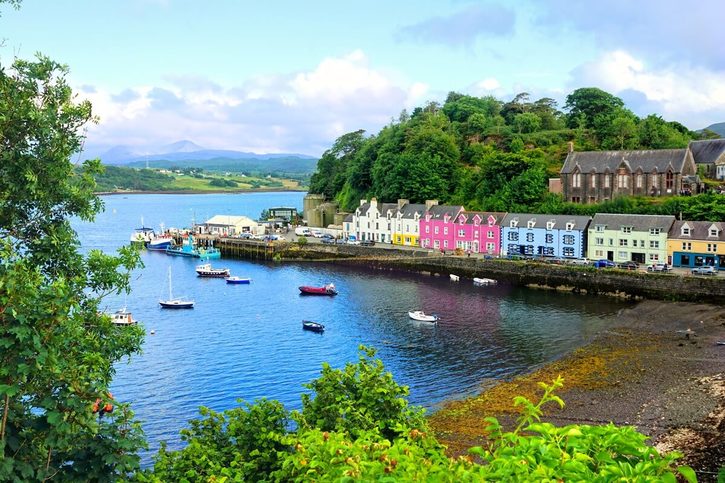 Skye - Rybářská vesnice Portree s přístavem.