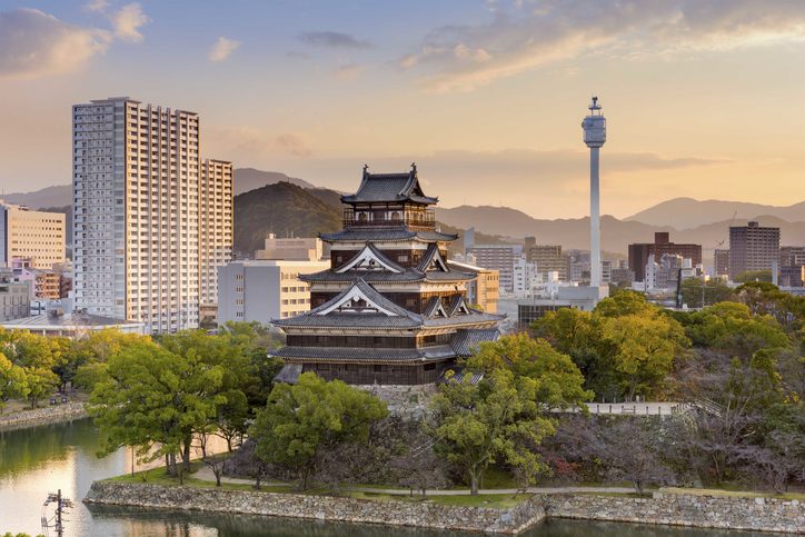 Pohled na město Hirošima a Hirošimský hrad. Japonsko