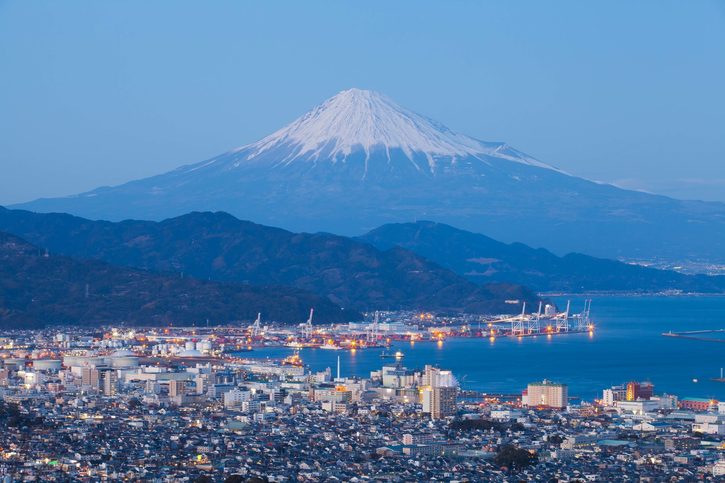 Večerní pohled na město Shimizu a horu Mt. Fuji, Japonsko